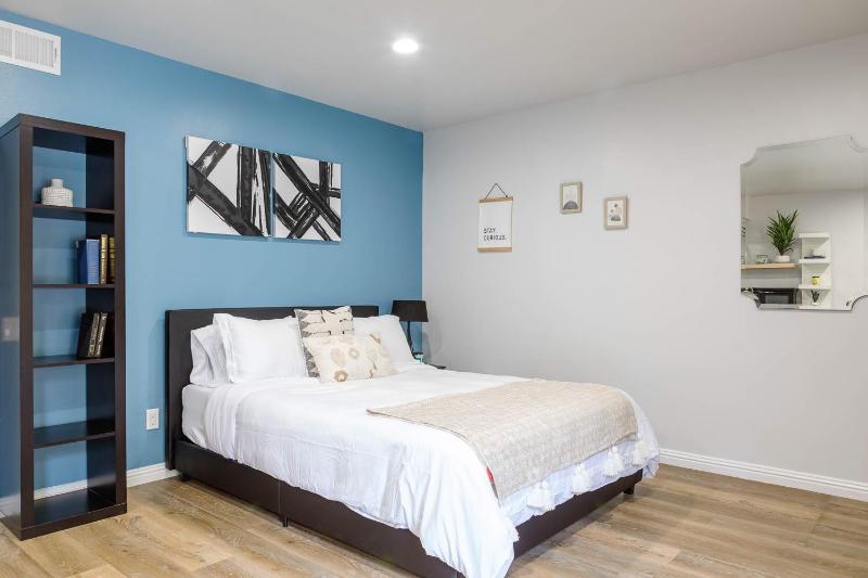 Spacious Guest Studio with Private Entry — забронировать отель в Лос-Анджелесе