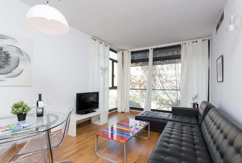 1214 - TWO BEDROOMS CIUTADELLA APARTMENT — отель с удобствами в Барселоне