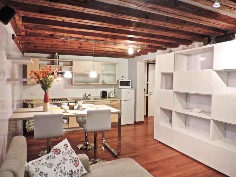 Sant'Aponal Apartment - WI FI — забронировать отель в Венеции