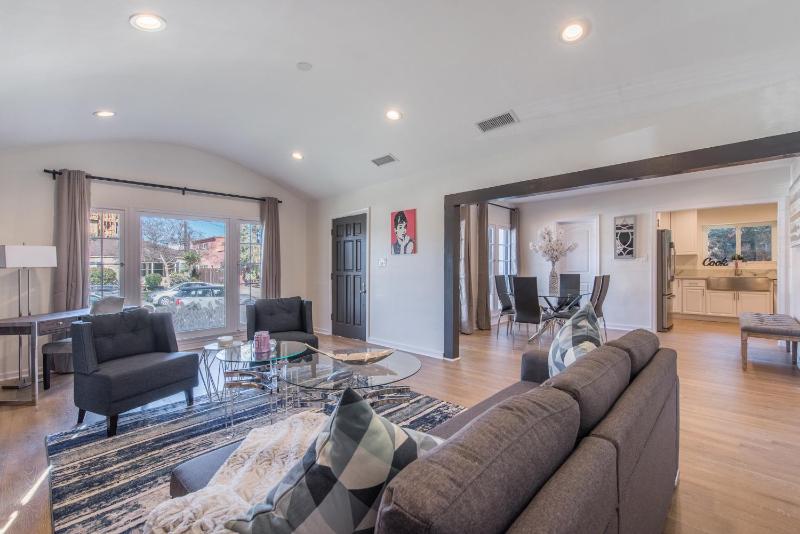 Luxurious Studio City Home 4 — отель в Лос-Анджелесе, Соединенные Штаты Америки
