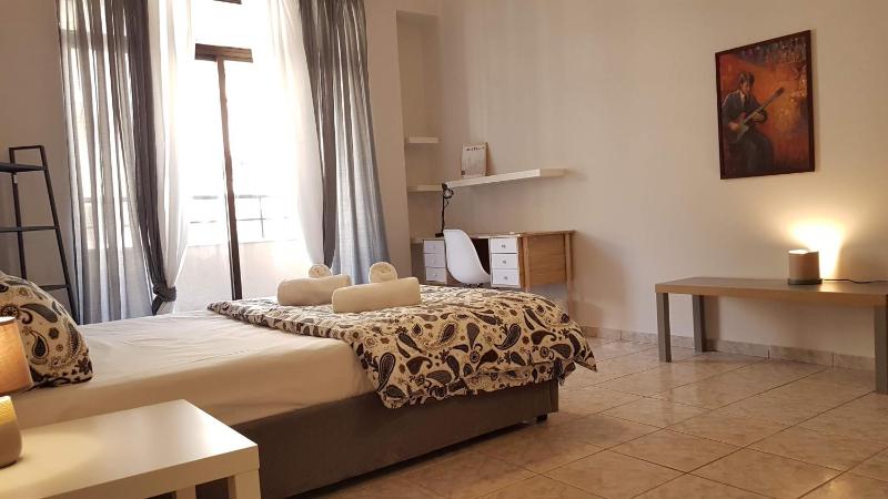 Palette Apartment Champagne - Athens Center, 6 BD, 3 BATH — забронировать отель в Афины