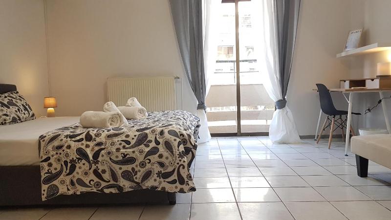 Palette Apartment Carmine - Athens Center, 6 BD, 3 BATH — отель с удобствами в Афины