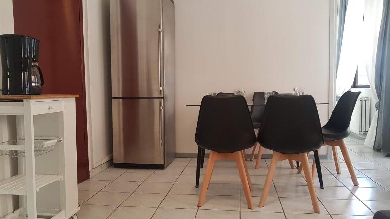 Palette Apartment Alice Blue - Athens Center, 3 BD, 2 BATH — отель в Афины, Греция