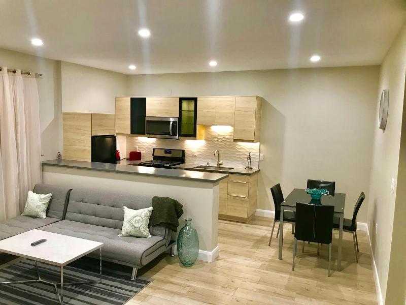 11642 Gothic Avenue — забронировать отель в Лос-Анджелесе