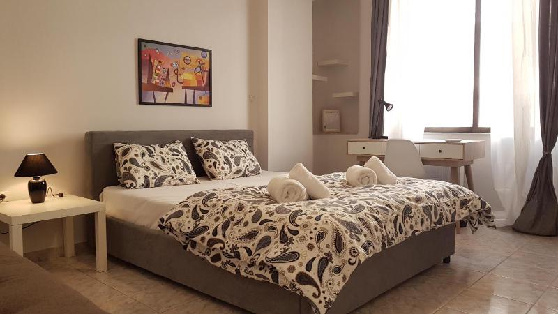 Цены на Palette Apartment Chocolate - Athens Center, 6 BD, 3 BATH в Афины