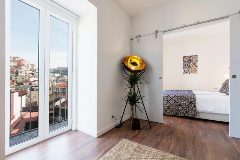 Amazing Downtown Apt with small balcony with view over the castle — комфортный отель в Лиссабоне