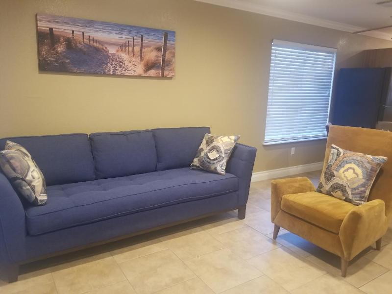 CLOSE TO STRIP, Very Private, GATED, Huge Floorplan, WIFI, Washer&Dryer — отель с удобным расположением в Лас Вегасе
