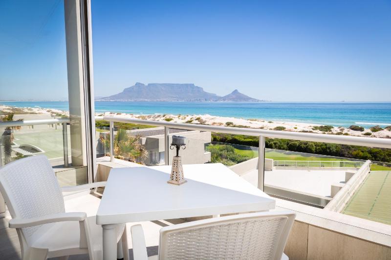 Luxury Private Beachfront 2 bedroom Dolphin Apartment, Blouberg, Cape Town — отель с удобствами в Кейптауне