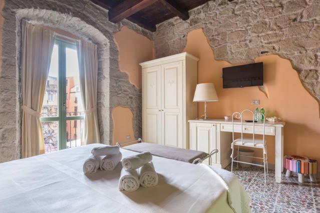 Madalen Guest House a Bosa - Storico B&B in torre