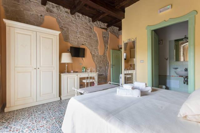 Madalen Guest House a Bosa - Storico B&B in torre