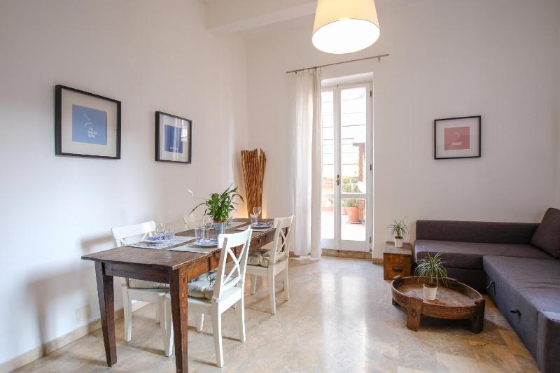 Spacious Apartment with Big Terrace at Colosseum — отель в Риме, Италия