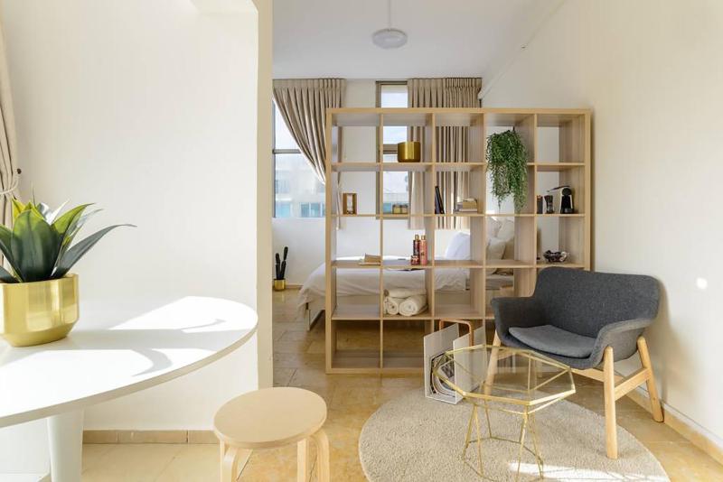 Bright and spacious loft by the sea with Bomb Shelter — забронировать отель в Тель-Авиве