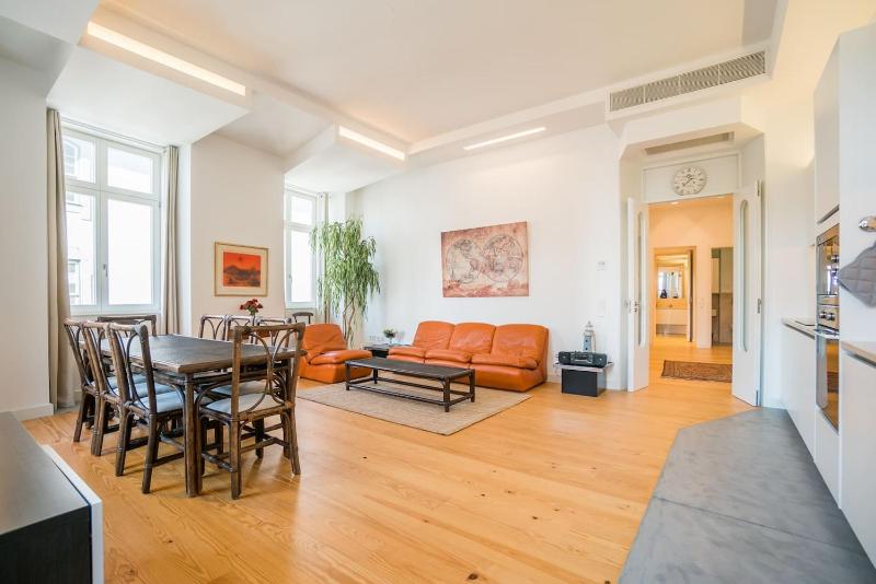 Цены на Spacious & Bright Apartment in Cais Sodre в Лиссабоне