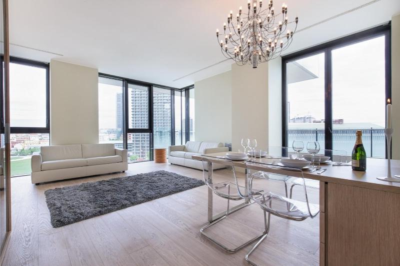 Stylish elegant Apartment in Torre Solaria with exclusive Milan's view — отель с удобствами в Милане