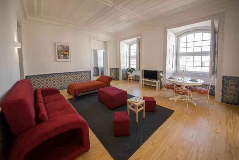 Цены на Luxurious Cais do Sodre - 4 bedrooms with amazing view в Лиссабоне
