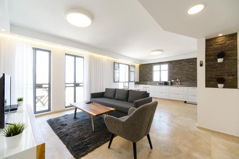 6 Ben Azariah - By Beach Apartments TLV — отель с удобствами в Тель-Авиве