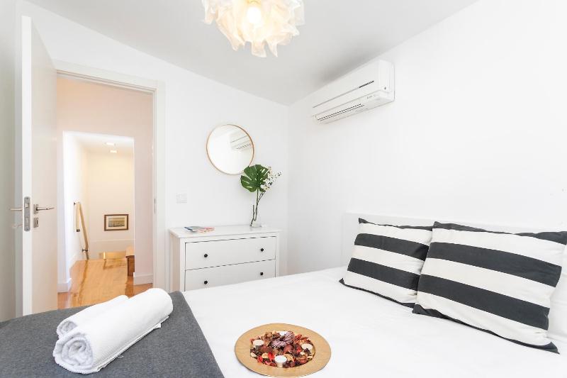 Cosy Alfama Hideout - with rooftop terrace — отель с удобным расположением в Лиссабоне