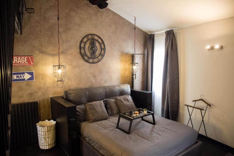 Industrial Apartment Near Duomo — забронировать отель в Милане