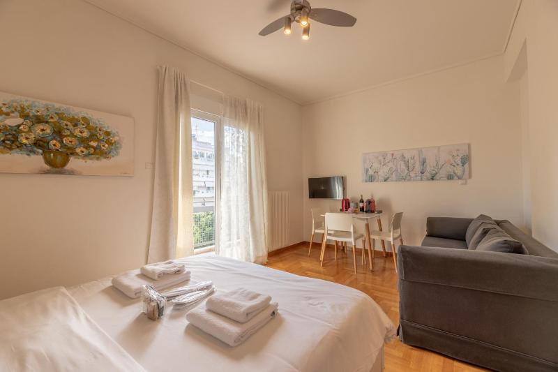 Цены на Top sightseeing 3rd floor studio on a paved road! в Афины
