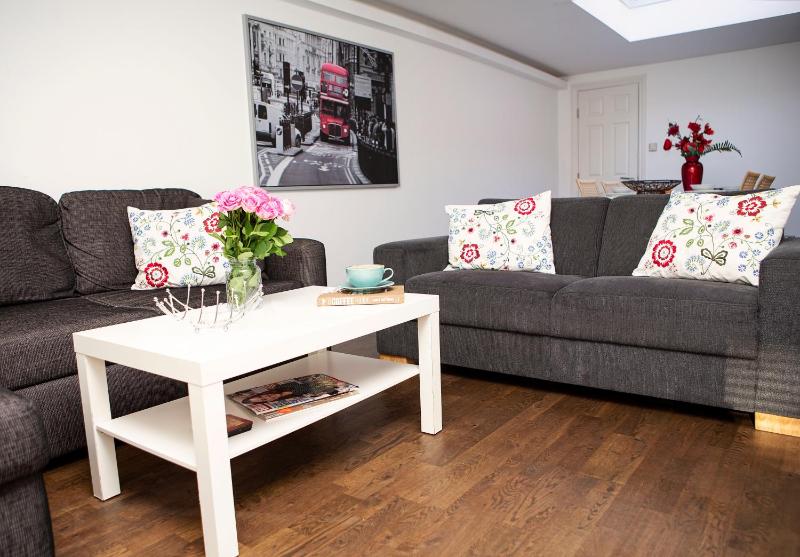 Apt 3, Trafalgar Sq Duplex, 3rd & 4th floor by Indigo Flats — отзывы гостей и цены