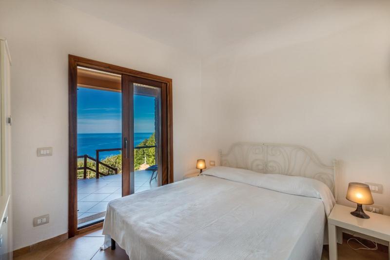 Casa Rosa Quattro a Costa Paradiso - Villa con Piscina