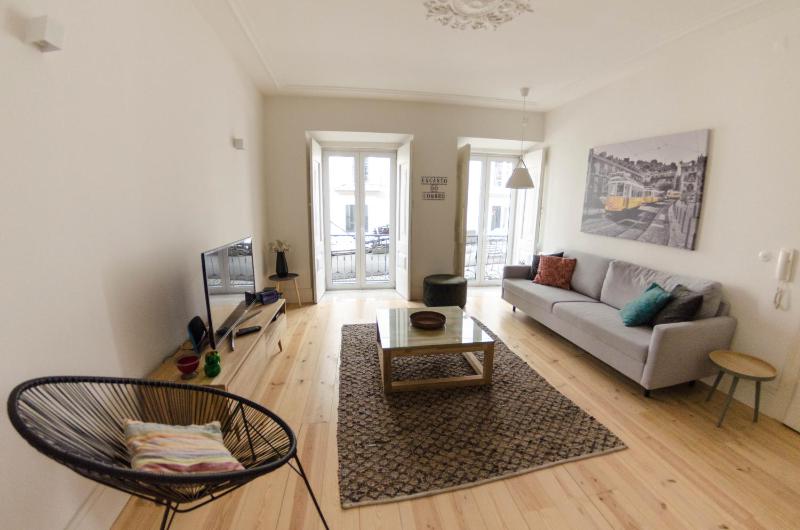 ALTIDO Trendy 2BR Apt in Sao Bento, moments from Garden Sao Bento — отель с удобным расположением в Лиссабоне