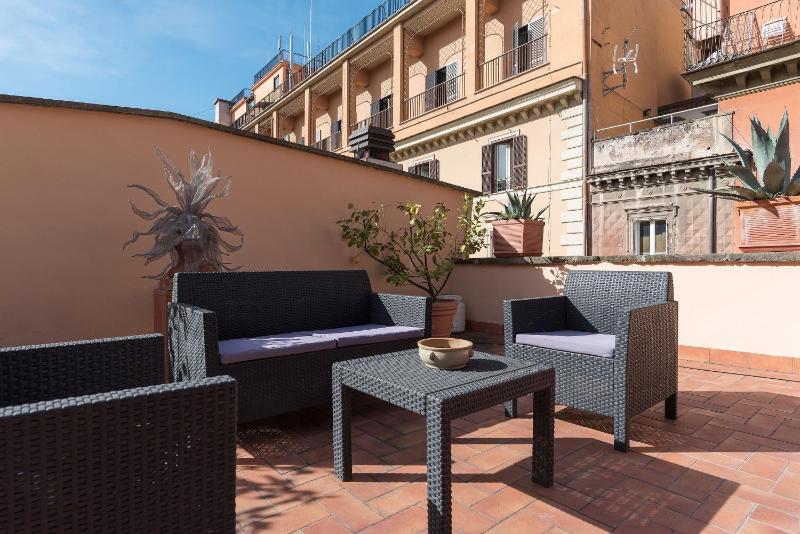 Monti Stunning Apartment with Terrace — отель с удобствами в Риме