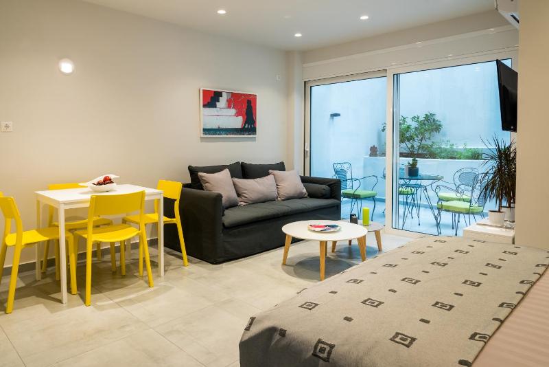 Цены на Central Cozy Studio with a Secret Garden в Афины
