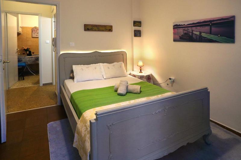Aristotle's studio apartment — забронировать отель в Афины