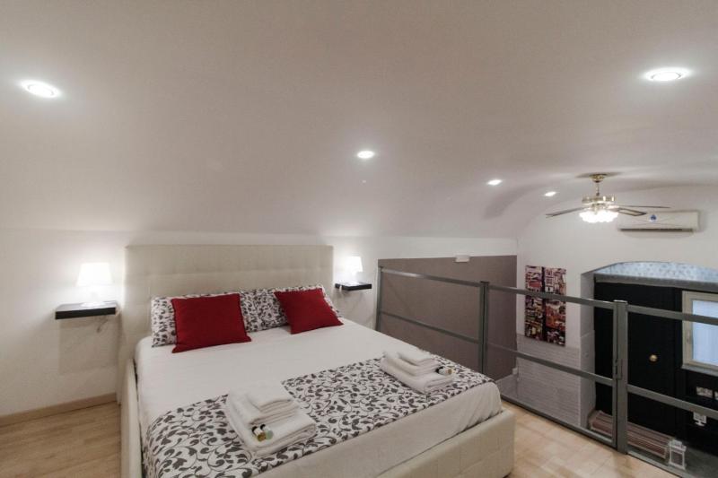 Olina Apartments — отель с удобствами в Неаполе