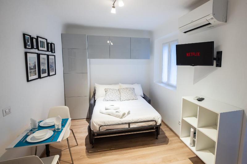 Apartment Clusone 1 — отель с удобствами в Милане