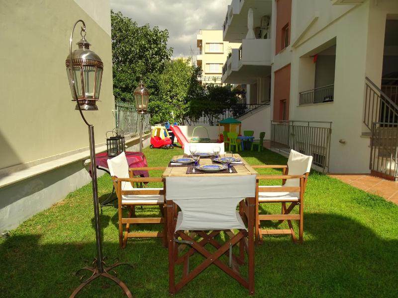 Dreamy studio with private garden — забронировать отель в Афины