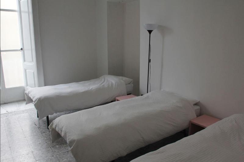 1 bed in Basic 6 Bed Female Room (share Bathroom) — забронировать отель в Неаполе
