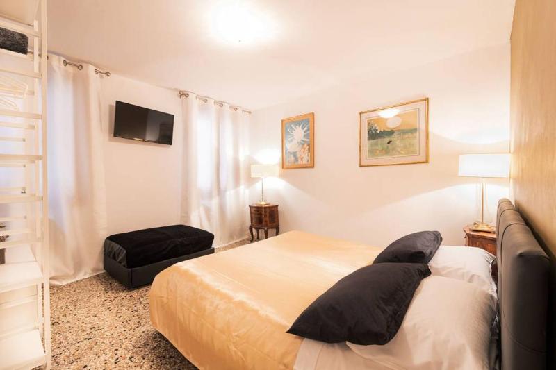 ANDREA Venice FLAT 1st Floor — отель с удобным расположением в Венеции
