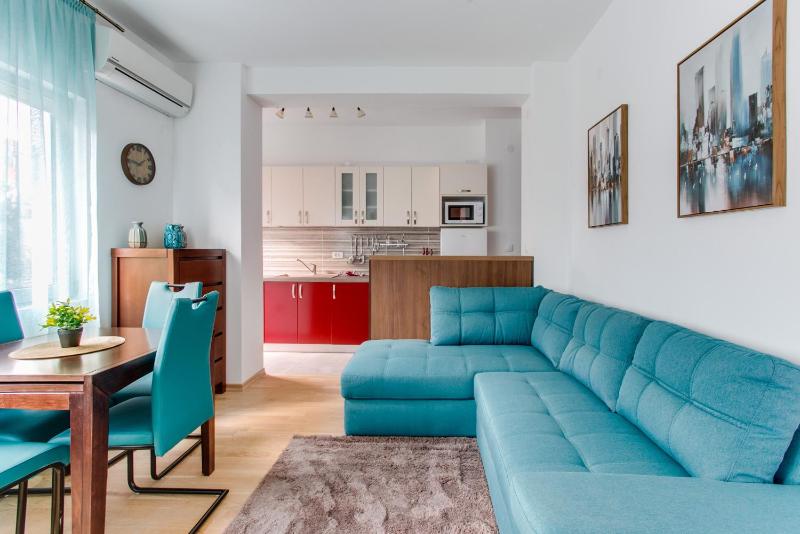 Apartments LORA 13.Jula, 15 — комфортный отель в Будва