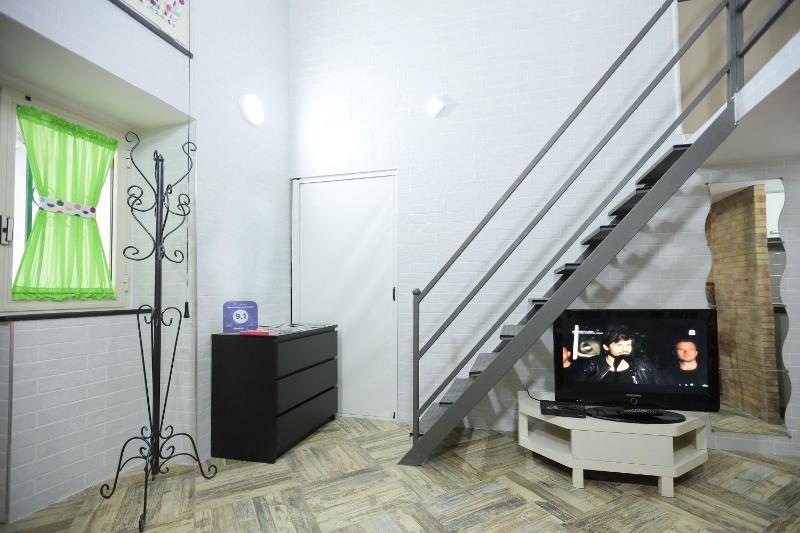 Цены на Santa Chiara Apartment в Неаполе