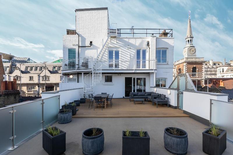 Цены на JOIVY Luxury 2 bed flats with terraces near Piccadilly Circus в Лондоне