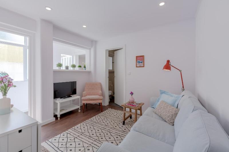 Sunny Apartment with Patio, By TimeCooler — отель в Лиссабоне, Португалия