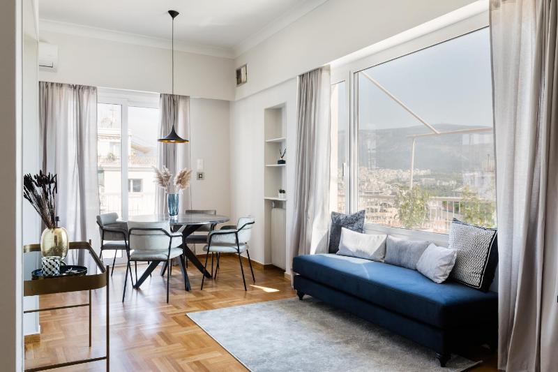 Elegant Luminous 3BD apartment in Kolonaki by UPSTREET — отель с удобным расположением в Афины