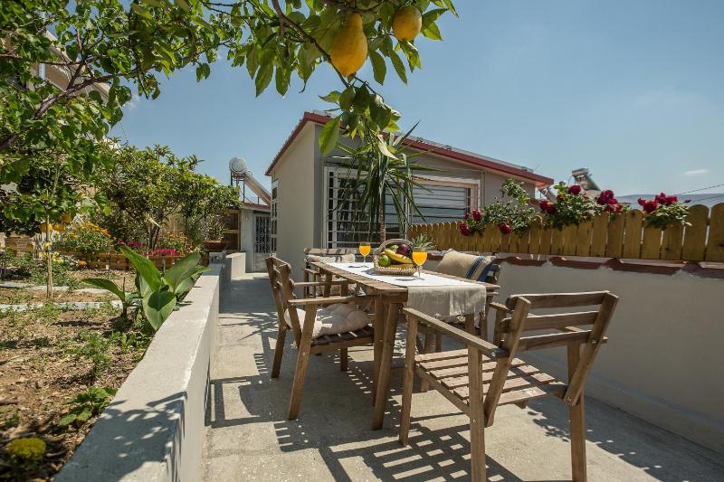 Splendid Views from a Cozy Cottage with a Garden Terrace — отель в Афины, Греция