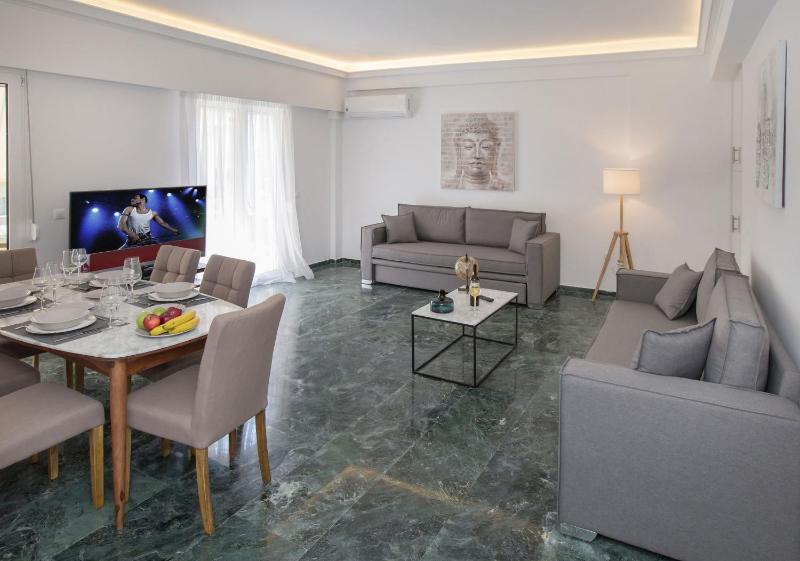 Цены на Roomy and comfortable apartment near Acropolis by GHH в Афины