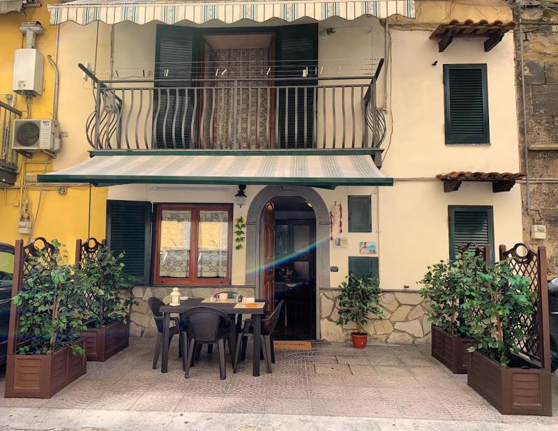 San Gennaro House — отель с удобным расположением в Неаполе