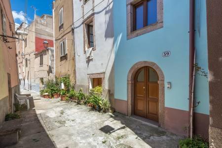 Single Tower House a Bosa - Casa Vacanze Vista Mare