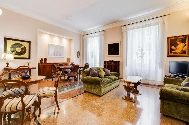 Tibullo - Classic & Elegant Rome center apartment — отель с удобствами в Риме