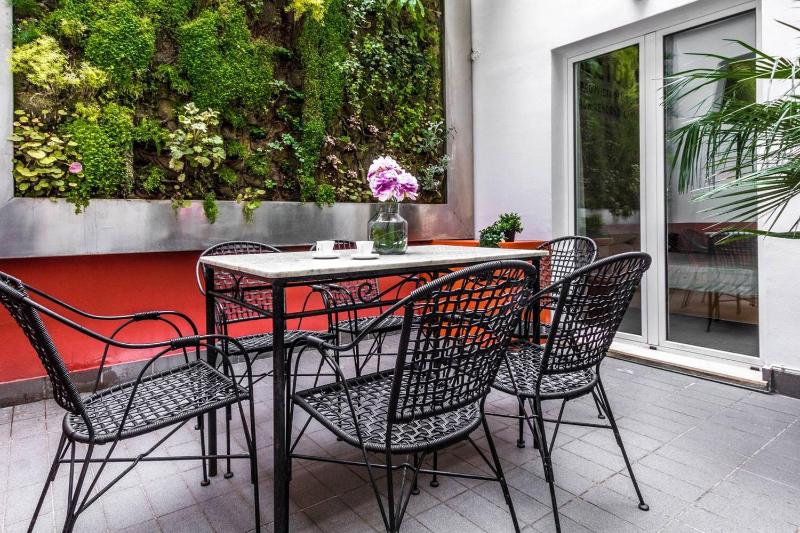 ALTIDO Charming Apt for 3 with Adorable Internal Garden — отель с удобным расположением в Милане