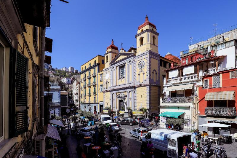 Napoli centro Casa Annina close to Toledo St — забронировать отель в Неаполе