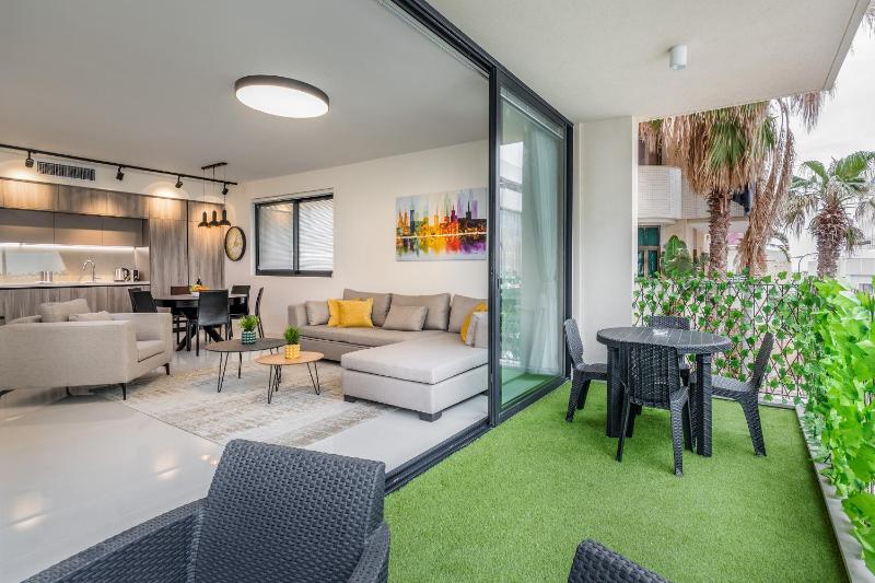 Spacious & Design 2BDR W/ balcony and parking — забронировать отель в Тель-Авиве