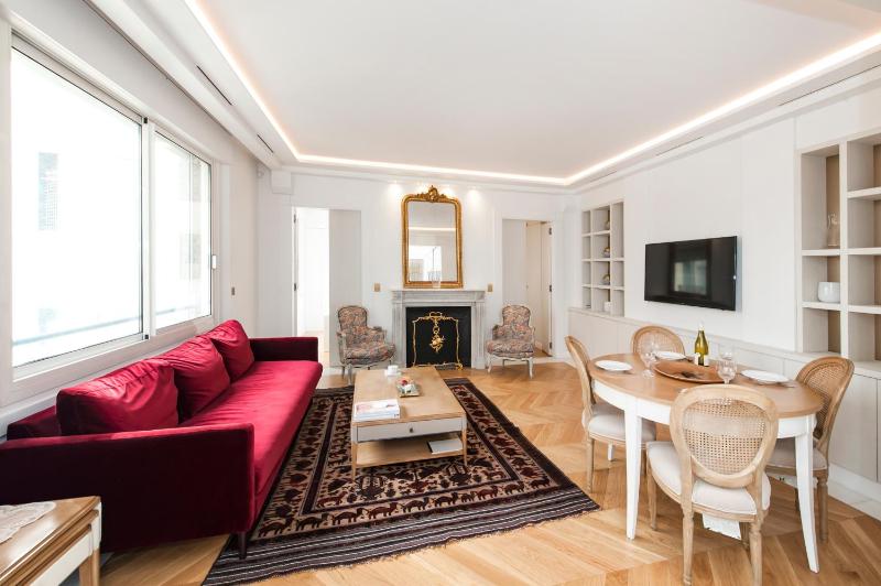 Luxury Montaigne apartment — отзывы гостей и цены