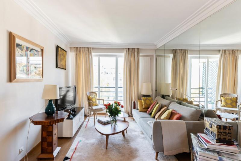 Bright and charming two-bedroom close to Eiffel Tower Paris — отель с удобным расположением в Париже