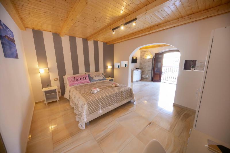 Donna Flavia - Casa Vacanze centro storico Palermo — забронировать отель в Палермо